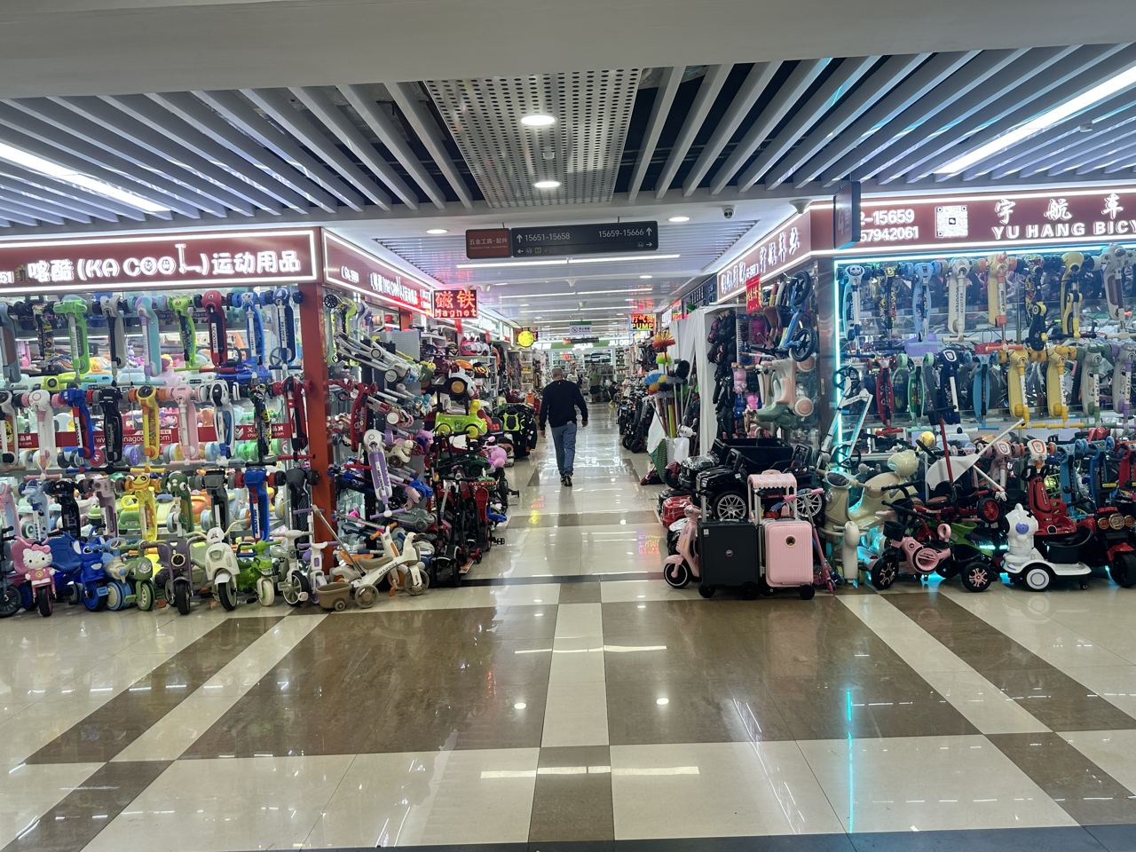 Artículos de uso diario para el hogar exhibidos en un puesto del mercado mayorista de Yiwu